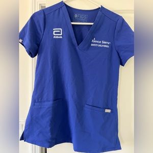 FIGS Casma 3 pocket top with embroidered Abbott Xience Sierra Safety Delivered”